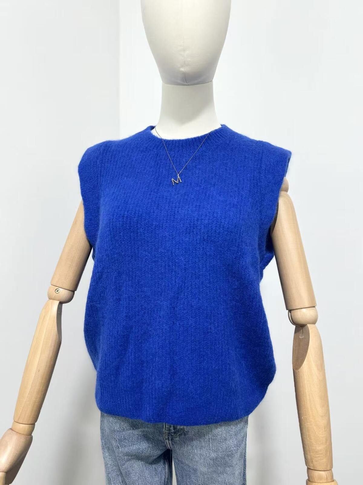Alpaka Pullunder Alma in Blau – Frontalansicht mit geripptem Strickmuster