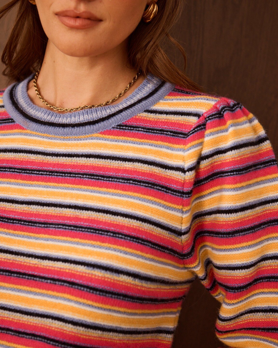 Pullover Juna – Detailansicht von Rundhalsausschnitt und buntem Streifenmuster