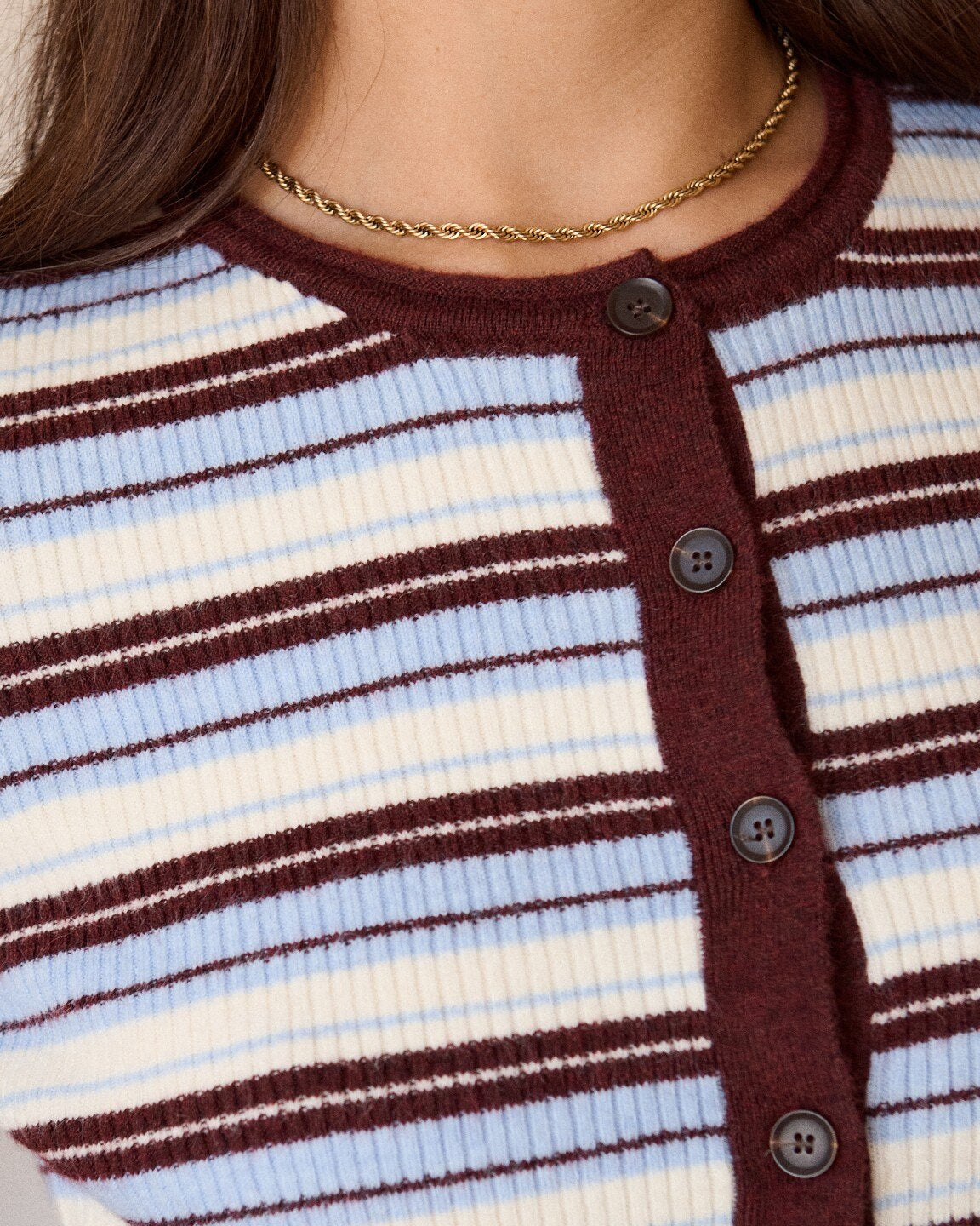 Strickjacke Nola – Detailansicht von Rundhalsausschnitt, Streifenmuster und Kontrastknöpfen