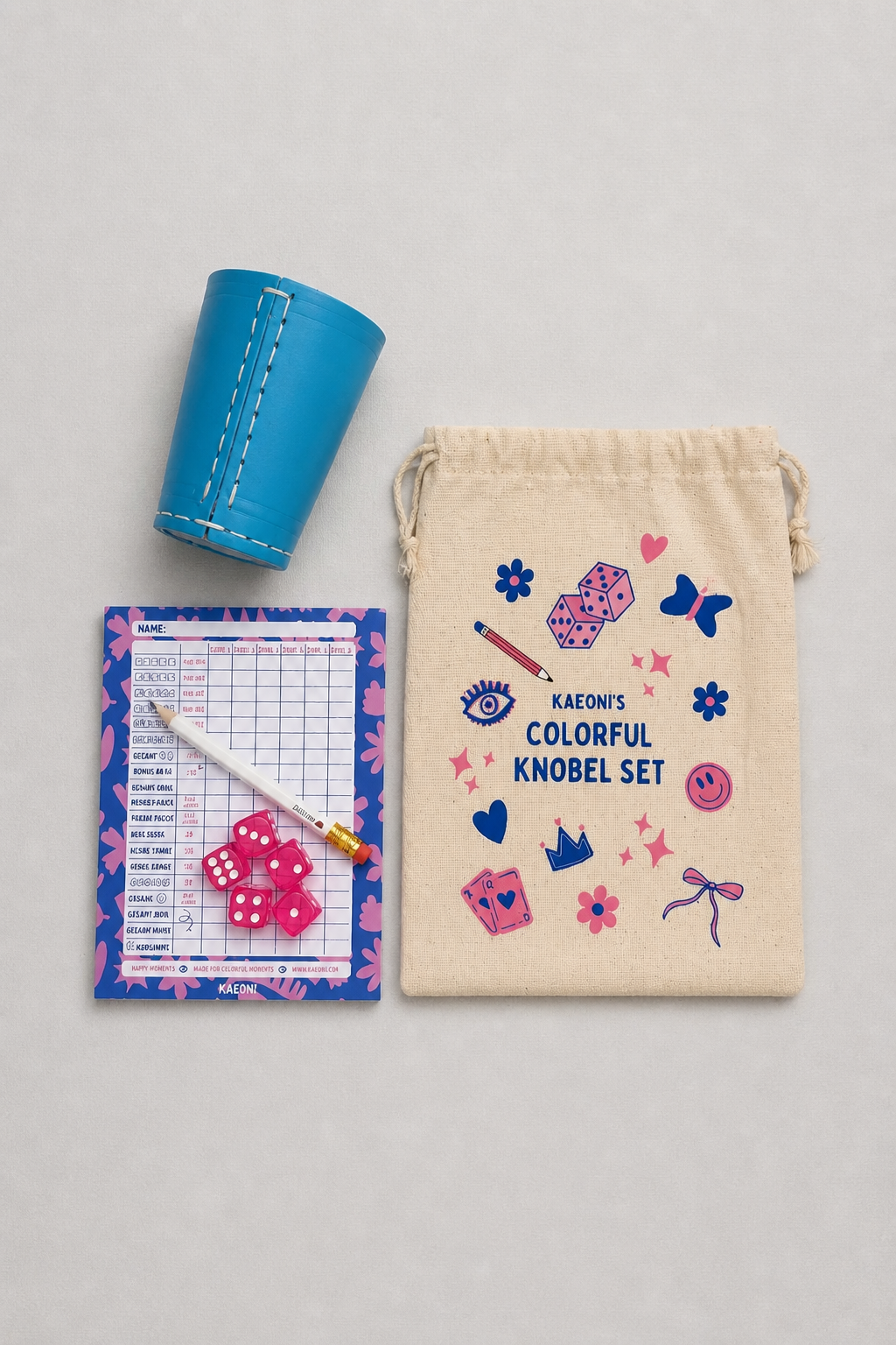 Buntes Knobel Set mit Würfeln und Lederwürfelbecher