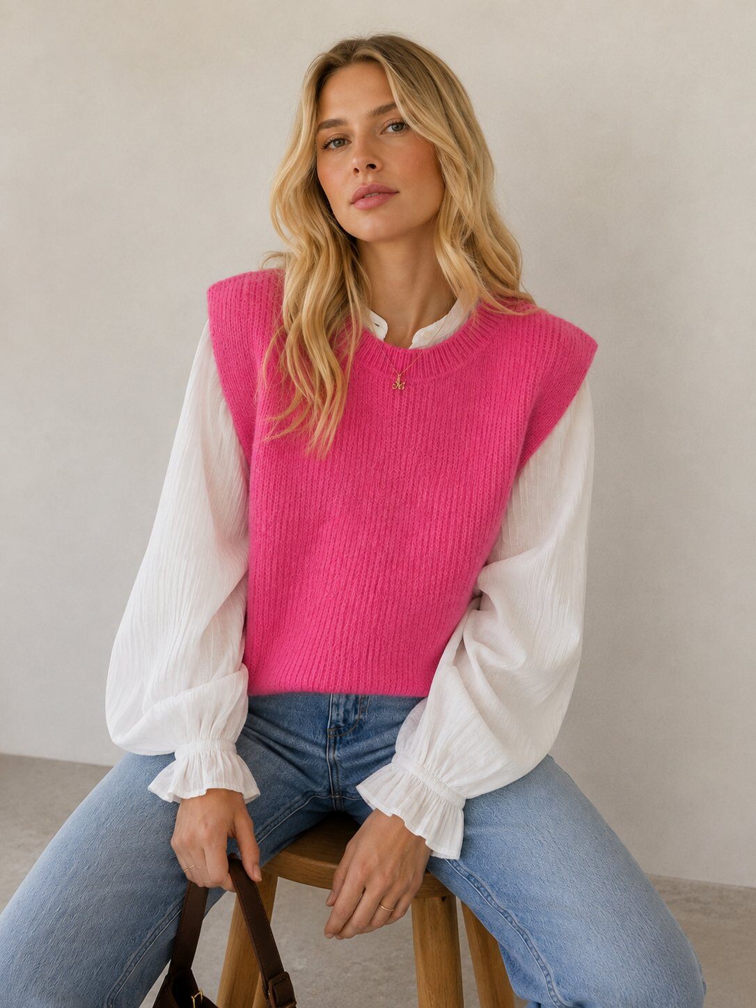 Alpaka Pullunder Alma in Pink am Model mit weißer Bluse und Jeans