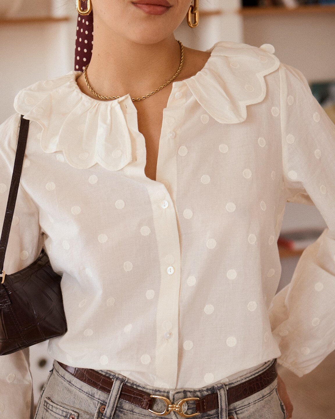 Blütenförmiger Rüschenkragen und Knopfleiste der Bluse Fleur in Creme