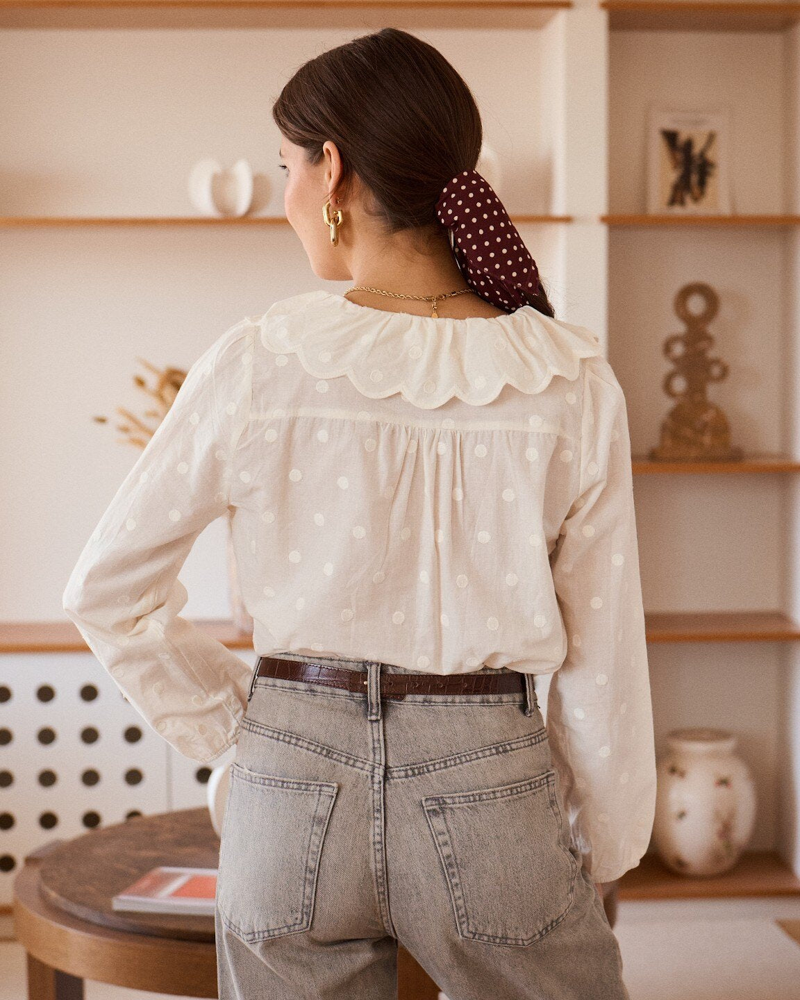 Bluse Fleur in Creme mit lockerem Schnitt und Blütenkragen – Rückansicht