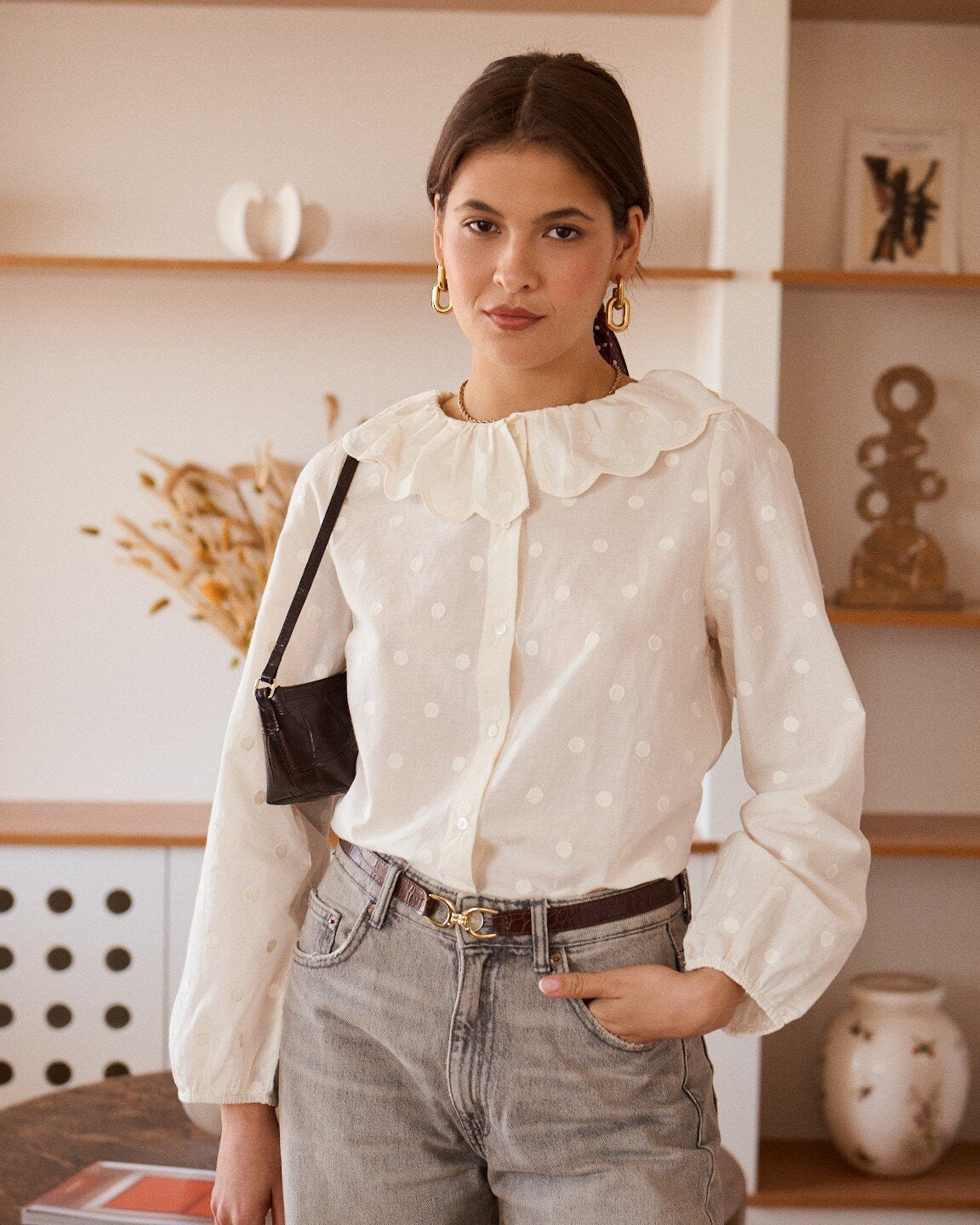 Bluse Fleur in Creme mit gestickten Punkten und Blütenkragen – Vorderansicht
