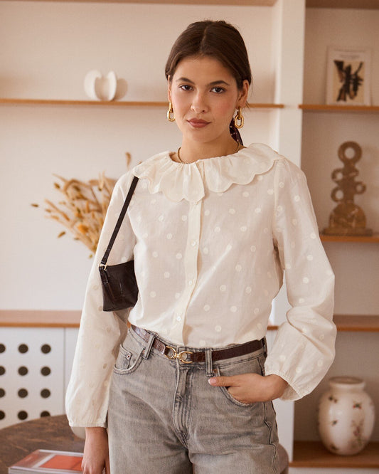 Bluse Fleur in Creme mit gestickten Punkten und Blütenkragen – Vorderansicht