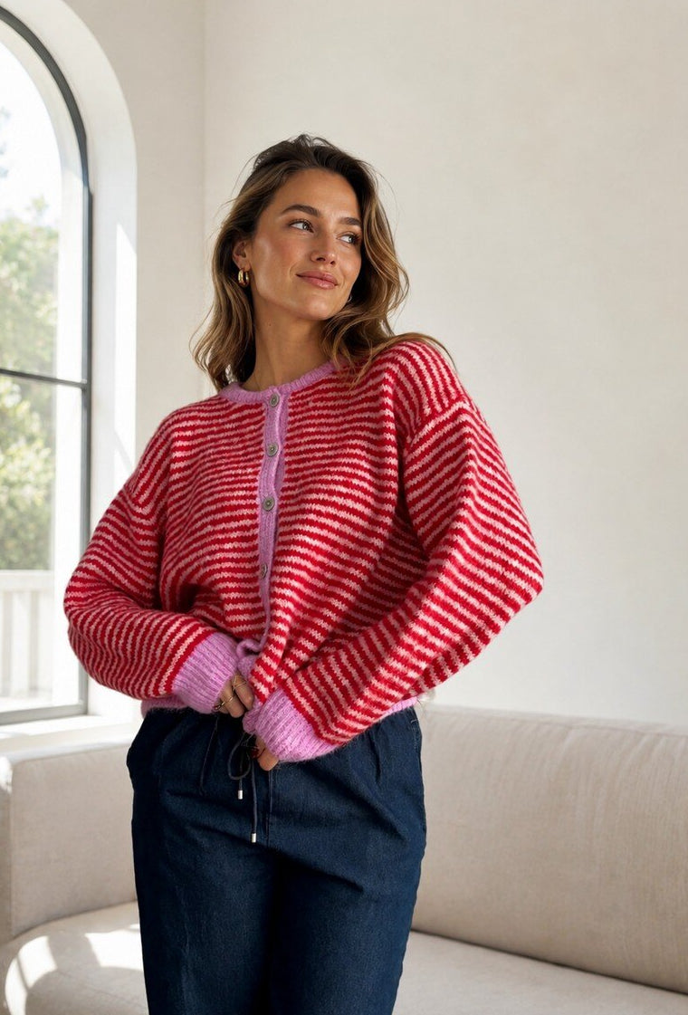 Gestreifte Strickjacke in Rot und Pink – Gesamtansicht