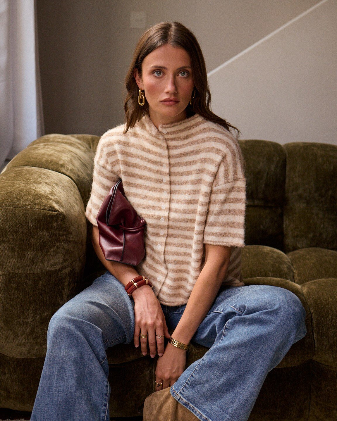 Gestreiftes Strickshirt in Beige und Creme – Gesamtansicht