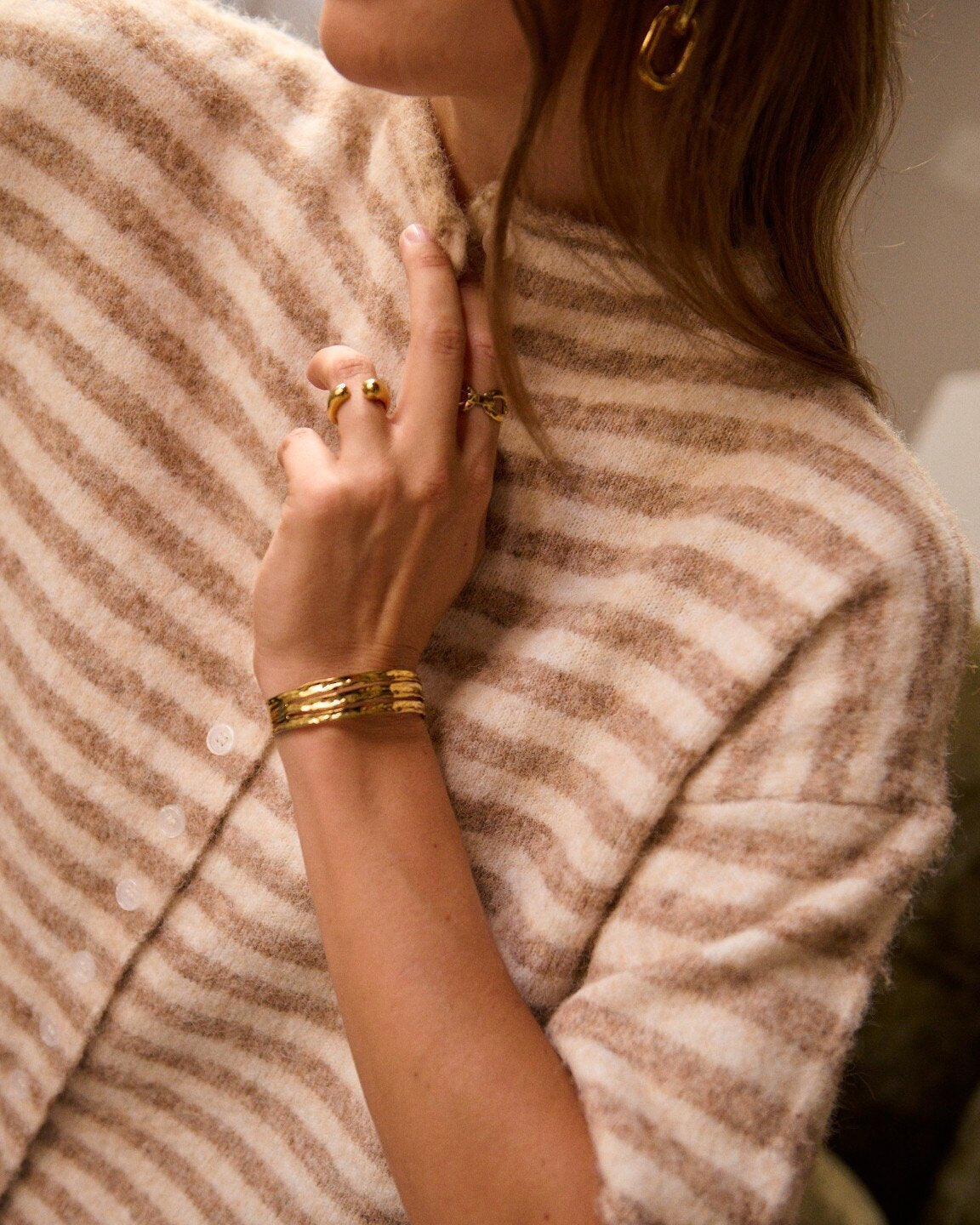 Gestreiftes Strickshirt in Beige und Creme – Detailansicht der Knopfleiste