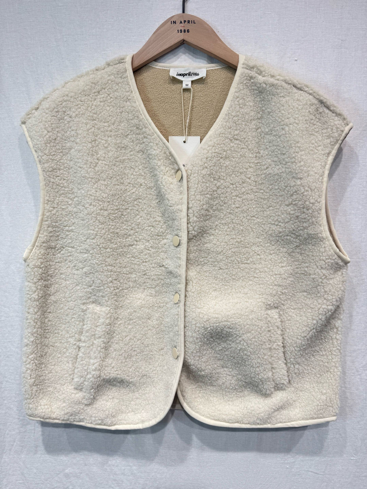 Teddy-Weste mit Taschen in Creme – Detailansicht mit Knöpfen und Taschen