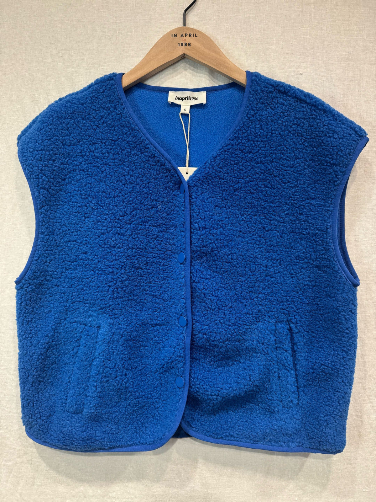 Teddy-Weste mit Taschen in Blau – Detailansicht mit Knöpfen und Taschen