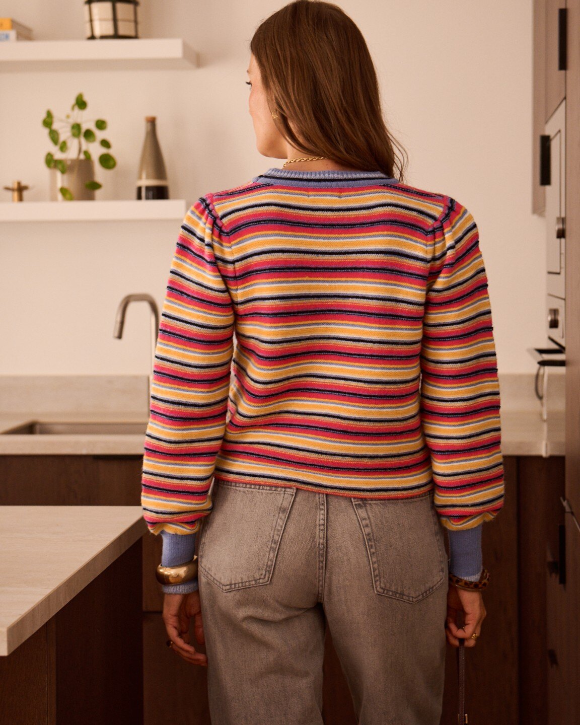 Pullover Juna mit bunten Streifen – Rückansicht