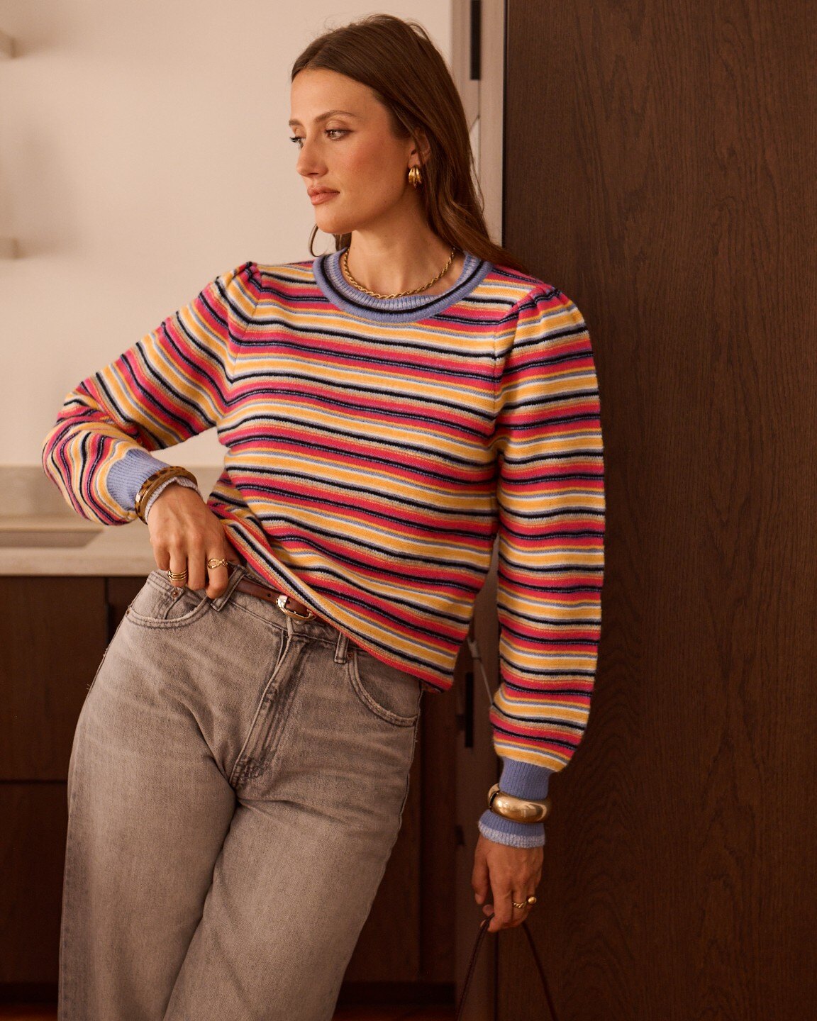 Pullover Juna mit bunten Streifen – lässig zur Jeans kombiniert