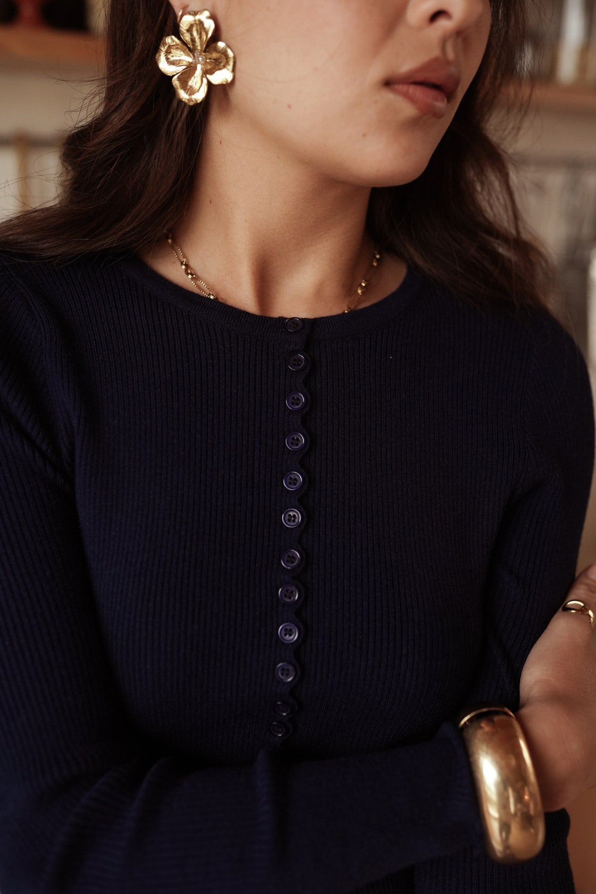 Rippstricktop Mira in Navy – Detailansicht der dekorativen Mini-Knöpfe und Rippstruktur