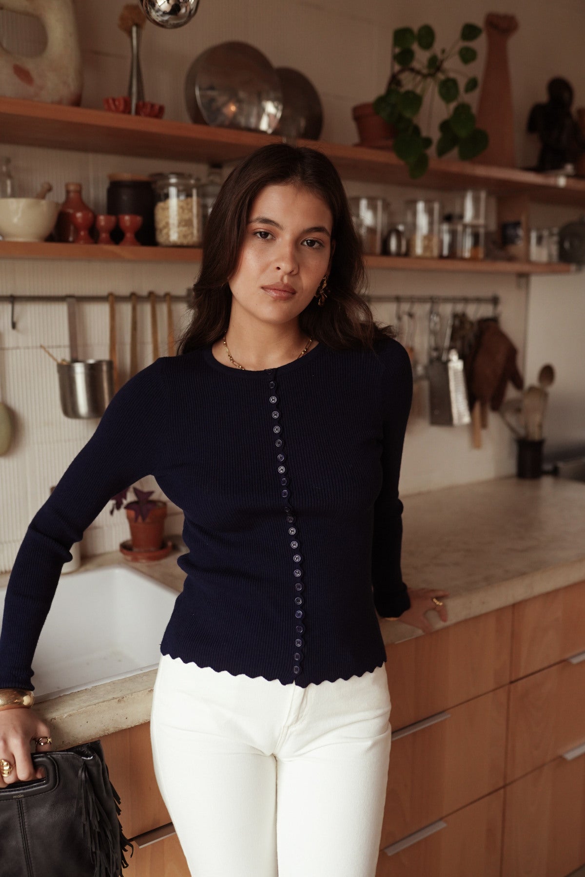Rippstricktop Mira in Navy mit Rundhalsausschnitt und dekorativer Mini-Knopfleiste – Stylingansicht