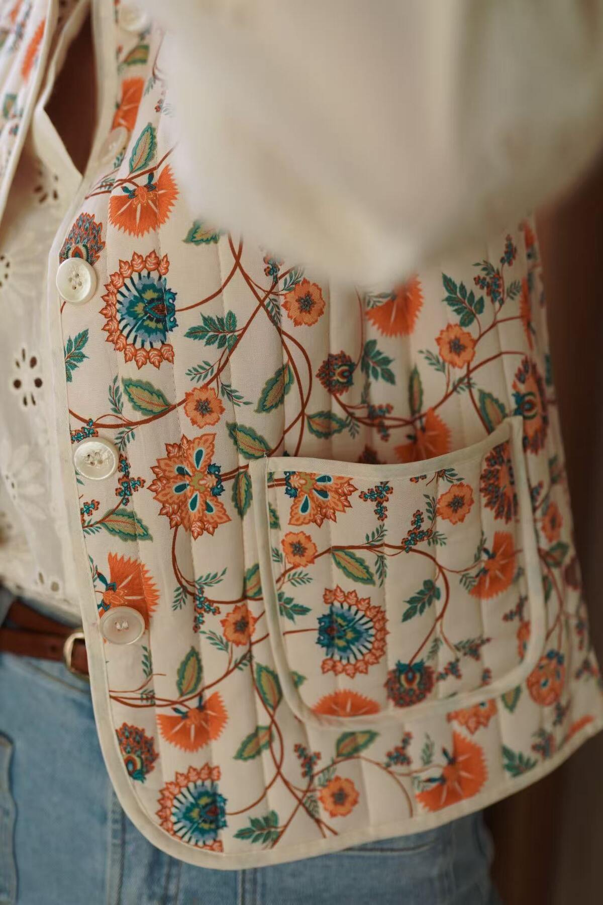 Funktionale aufgesetzte Tasche der floralen Steppweste Marisol – Detail