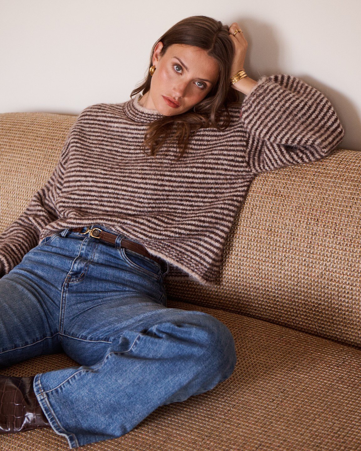 Brauner Pullover Nola mit feinem Streifenmuster – Detailansicht
