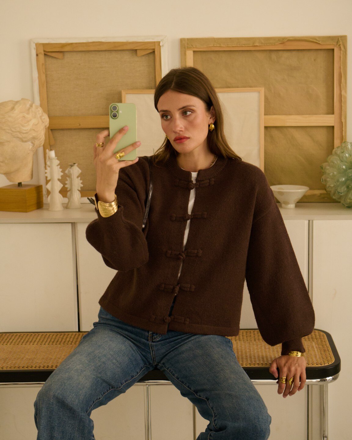 Strickjacke Akari in Braun mit Knebelverschlüssen – Vorderansicht