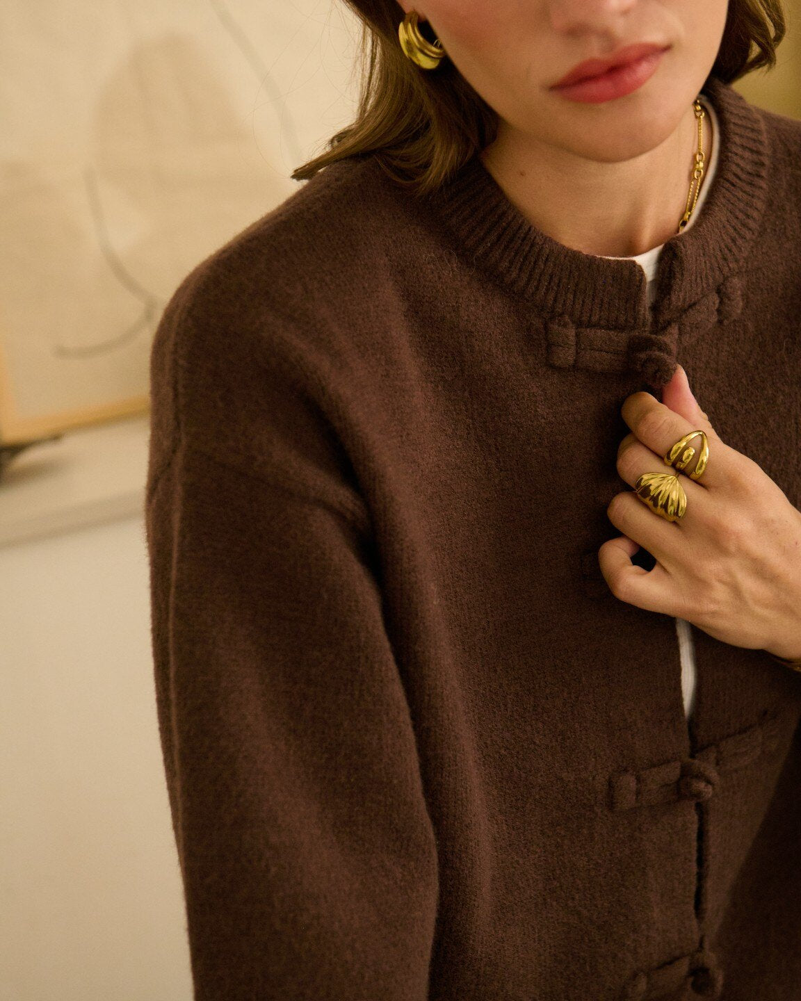Braune Strickjacke Akari – Stylingansicht