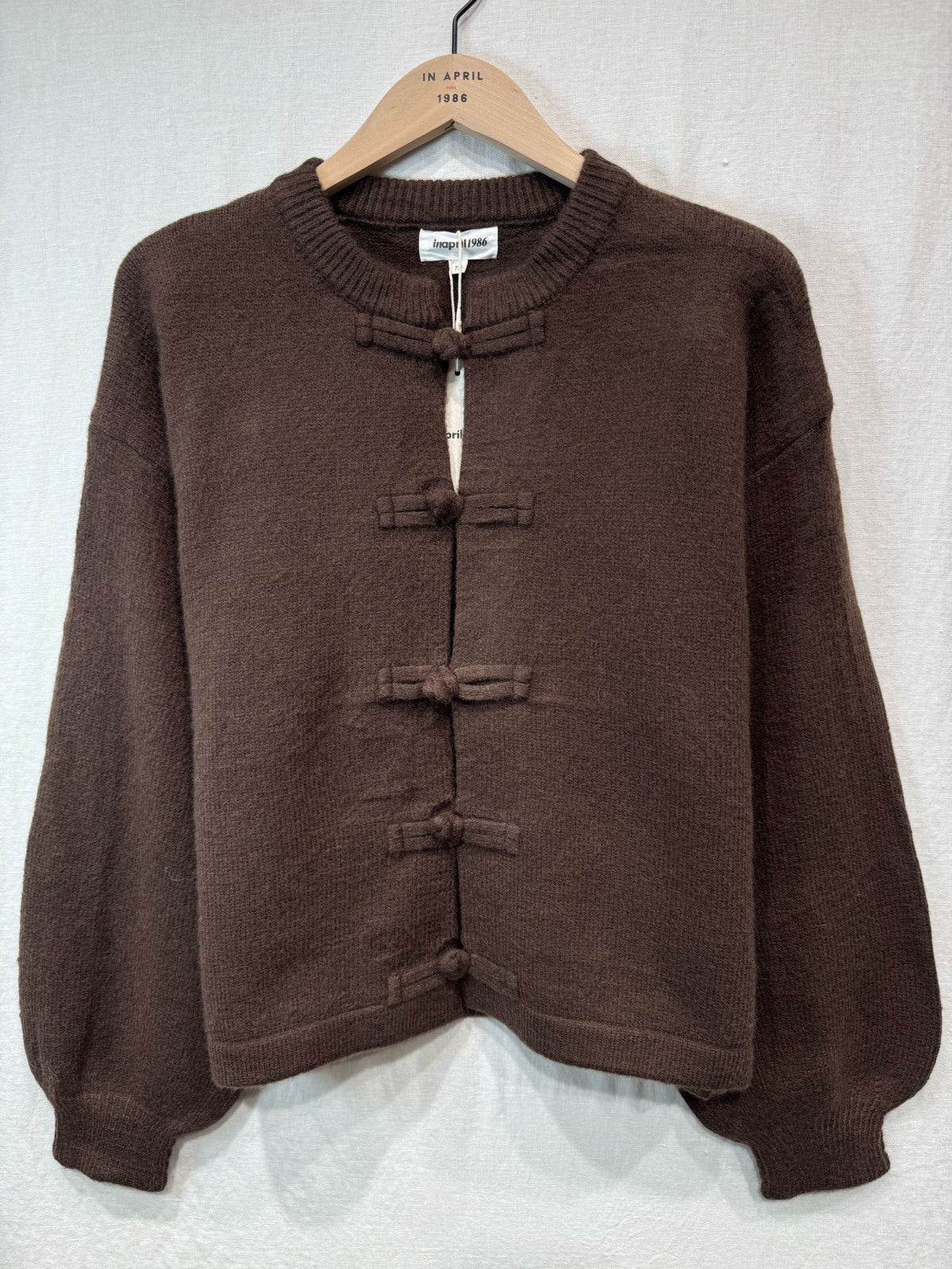 Strickjacke Akari in Braun – Rückansicht