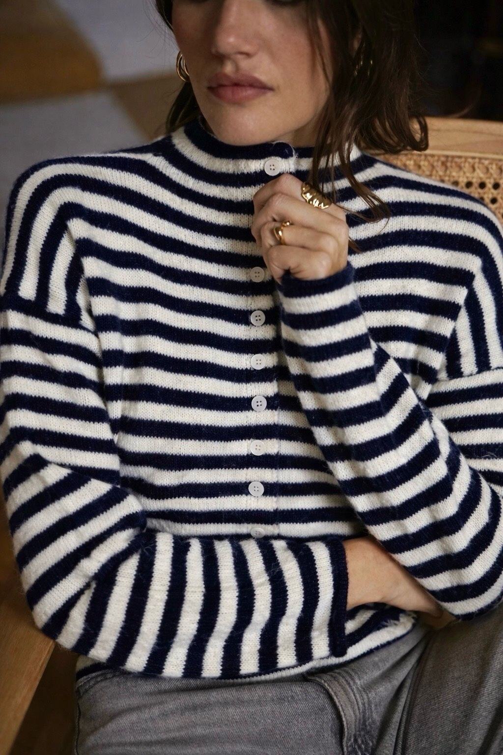Gestreifte Strickjacke Lucy in Blau und Beige am Model – Detailansicht von Stehkragen und Knopfleiste