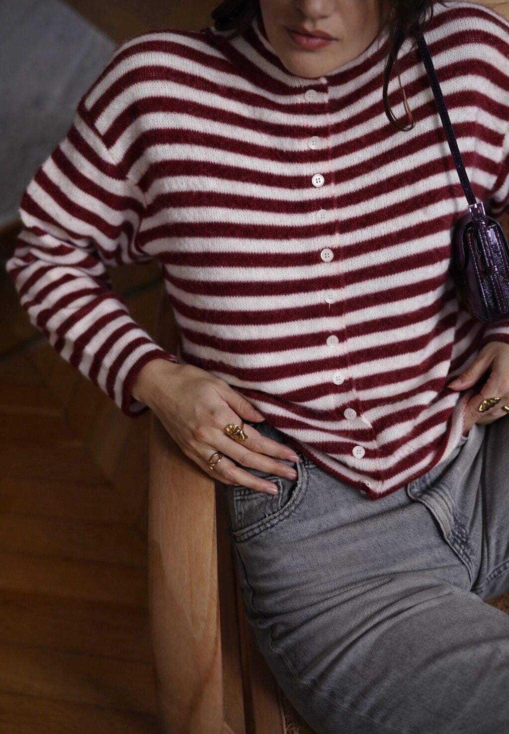 Gestreifte Strickjacke Lucy in Burgundy und Beige am Model – Frontalansicht mit Knopfleiste