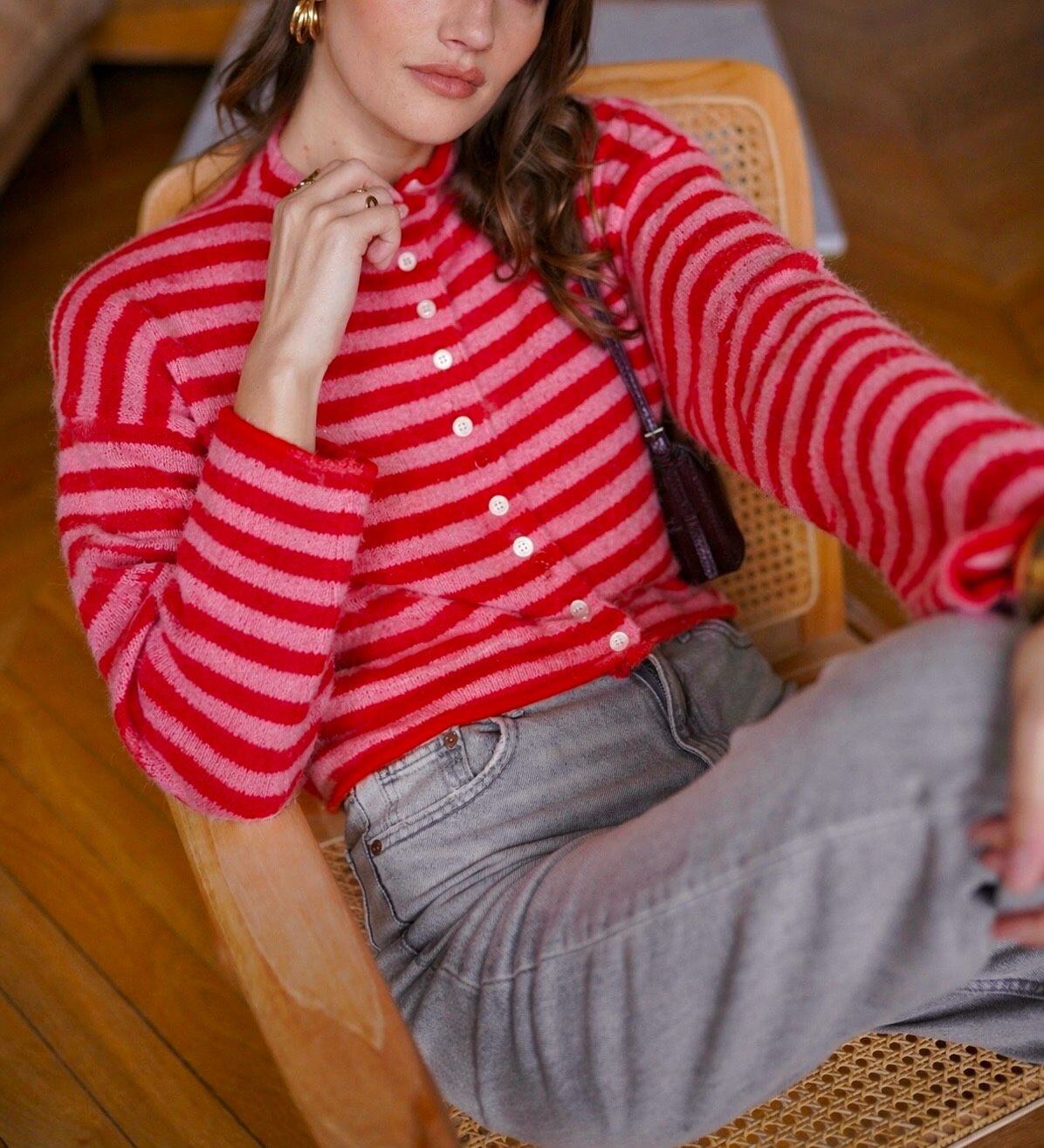 Gestreifte Strickjacke Lucy in Pink und Rot am Model – lässige Frontalansicht
