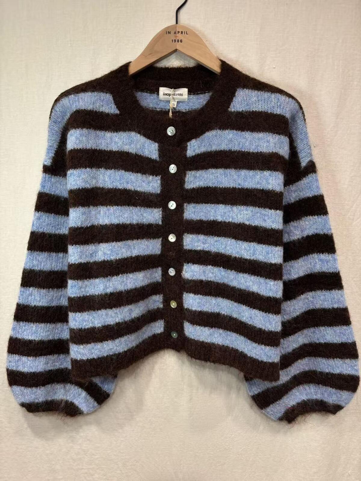 Braun-blaue Strickjacke Maren mit Knopfleiste – Stylingansicht