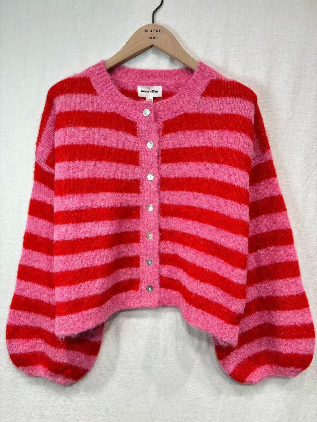 Rosa-pinke Strickjacke Maren mit Rundhalsausschnitt – Stylingansicht