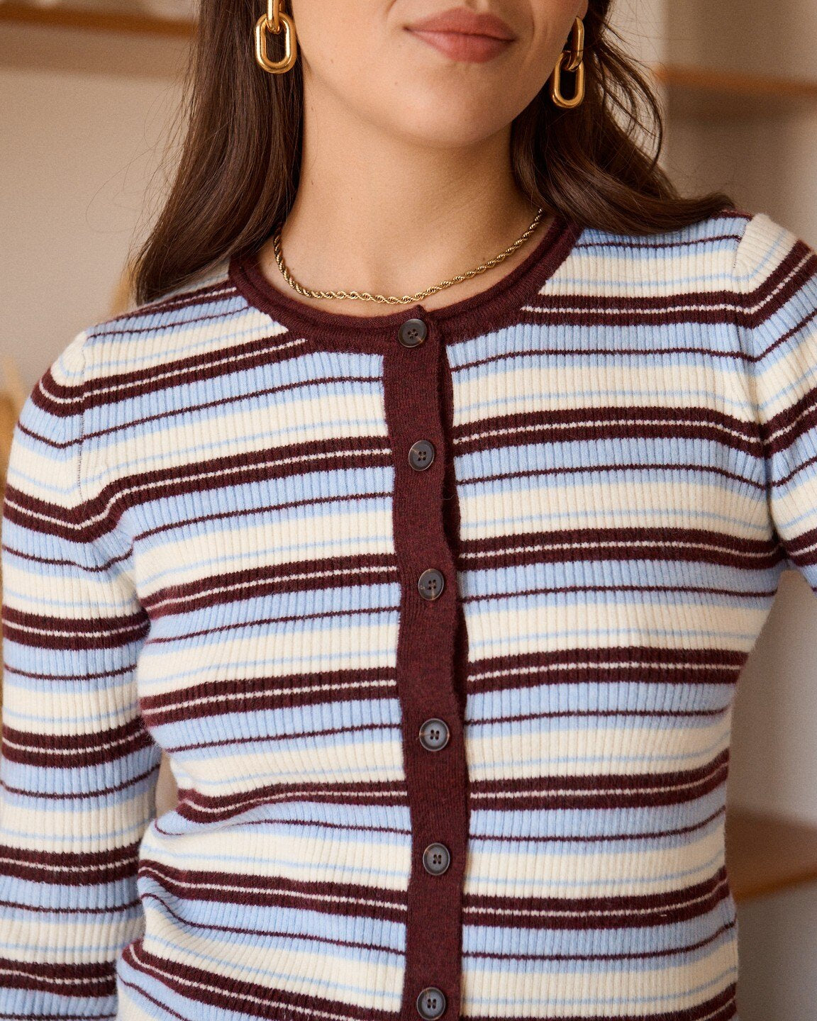 Strickjacke Nola mit Retro-Streifen – Frontalansicht mit Knopfleiste
