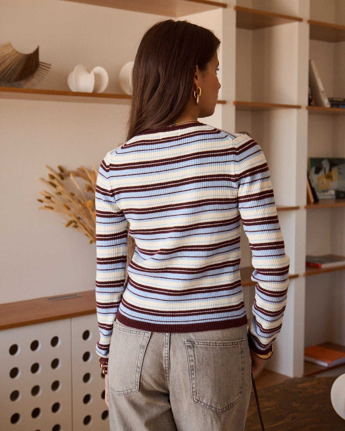 Strickjacke Nola in Braun, Hellblau und Beige – Rückansicht