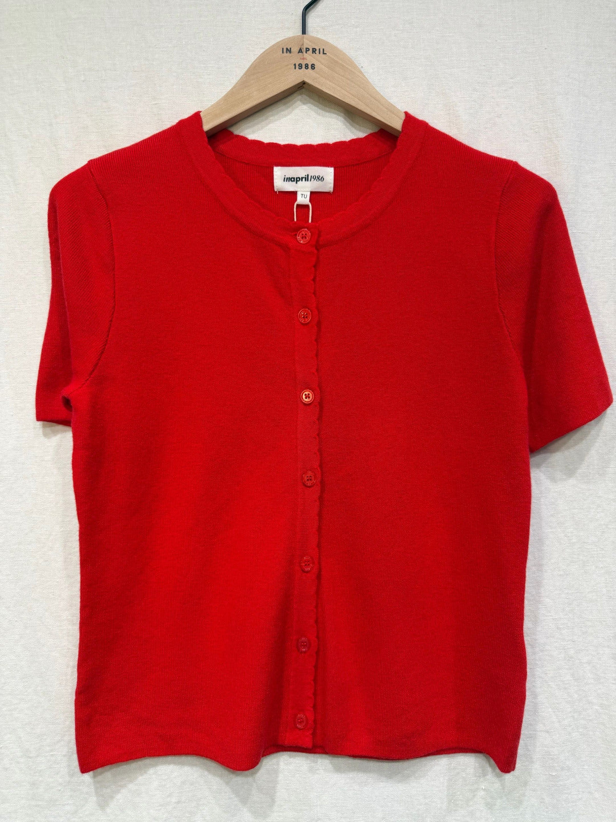 Stricktop Leni in Rot – Produktansicht mit Rundhalsausschnitt und zart gewellter Knopfleiste