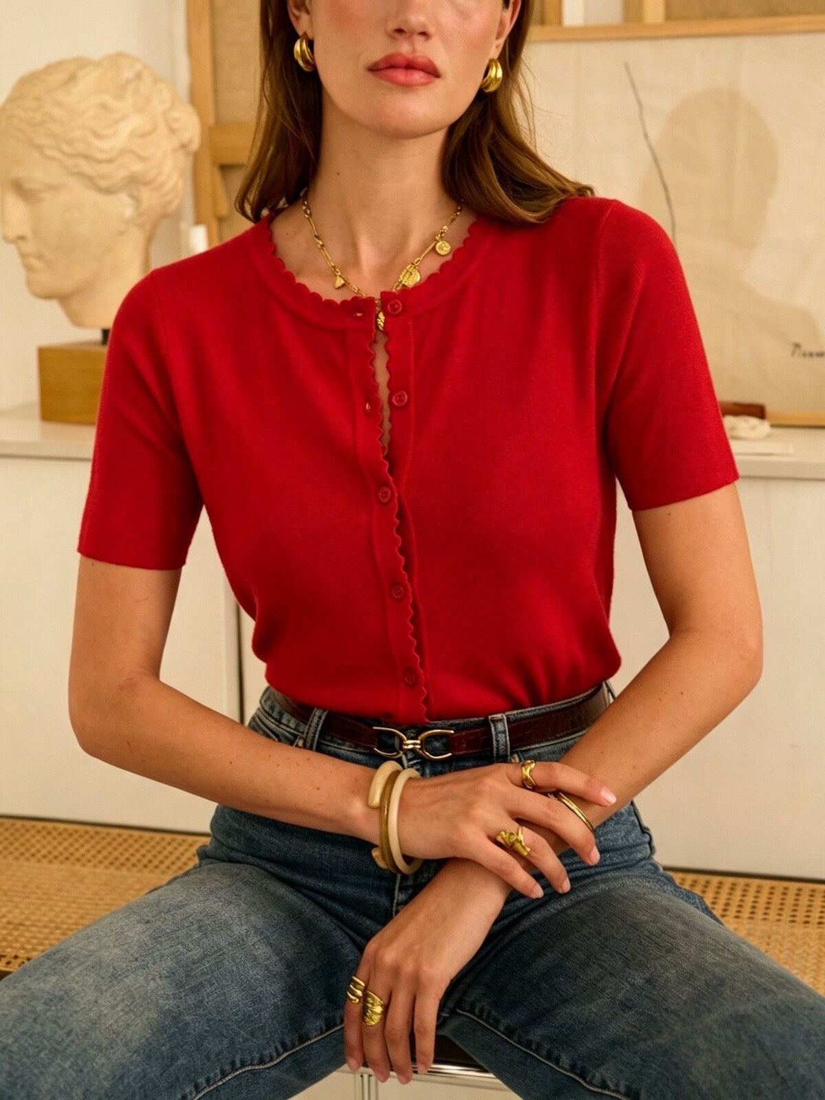 Stricktop Leni in Rot mit Kurzarm, Rundhalsausschnitt und gewellter Knopfleiste – Stylingansicht