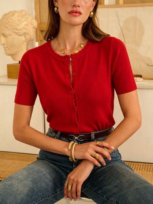 Stricktop Leni in Rot mit Kurzarm, Rundhalsausschnitt und gewellter Knopfleiste – Stylingansicht