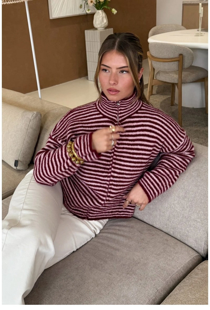 Zip-Strickjacke Juna in Burgundy mit Stehkragen – Detailansicht